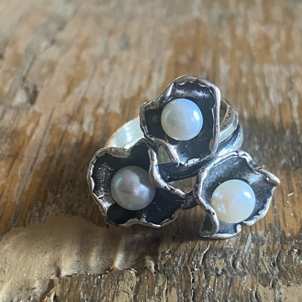 925 Silver Ring with Organic Design and White Pearls